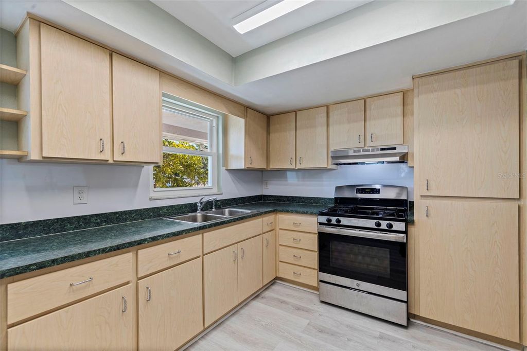 Image 8 of property listing at 1013 55TH TERRACE S, St Petersburg, FL 33705