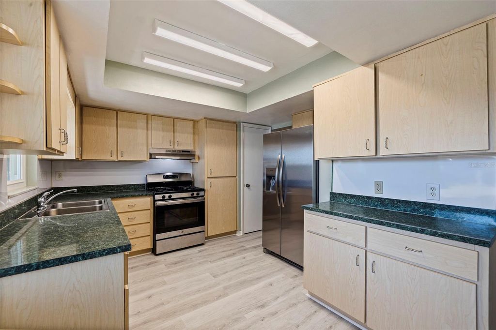 Image 9 of property listing at 1013 55TH TERRACE S, St Petersburg, FL 33705