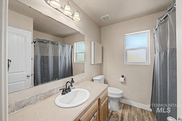 1574 S Glasgow, Nampa, ID 83686