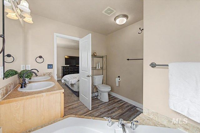 1574 S Glasgow, Nampa, ID 83686