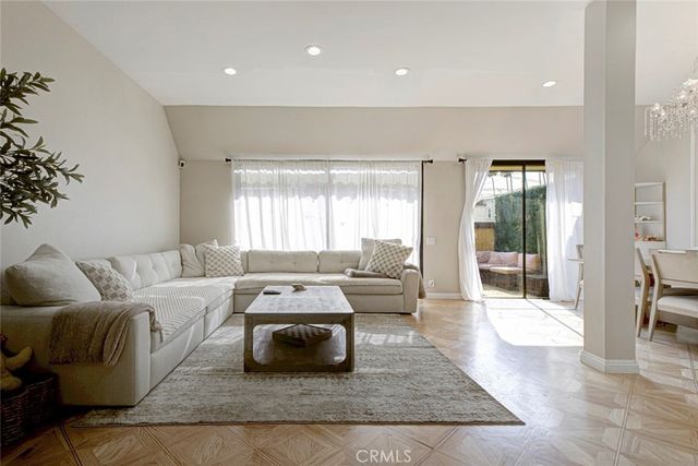 1349 N Columbus 16, Glendale, CA 91202