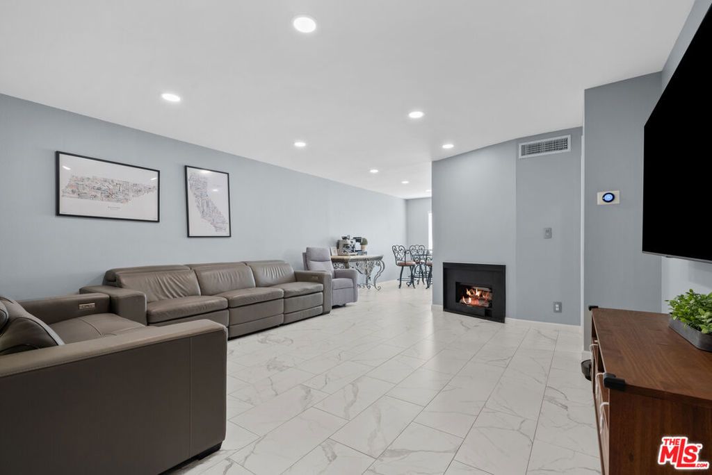 Image 1 of property listing at 8024 Via Pompeii, Burbank, CA 91504