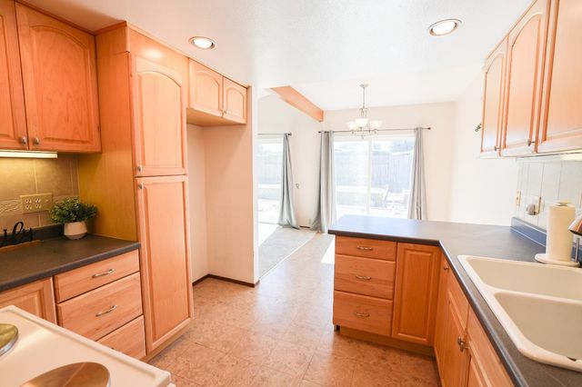 909 Harvard Pl, Woodland, CA 95695