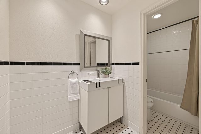 2829 Timmons Lane 144, Houston, TX 77027