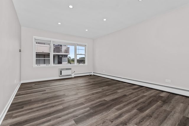 938 NORTH Boulevard 402, Oak Park, IL 60301