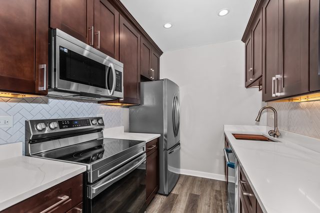 938 NORTH Boulevard 402, Oak Park, IL 60301