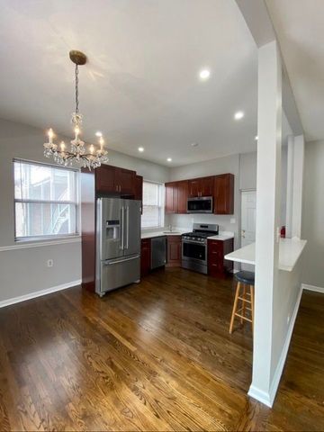 1555 W Rosemont Avenue 1, Chicago, IL 60660