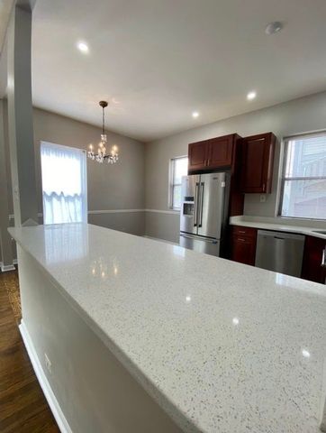 1555 W Rosemont Avenue 1, Chicago, IL 60660