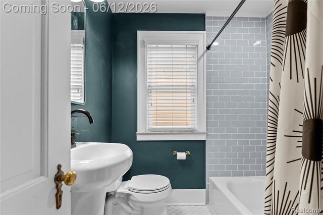 454 W Saratoga Street, Ferndale, MI 48220