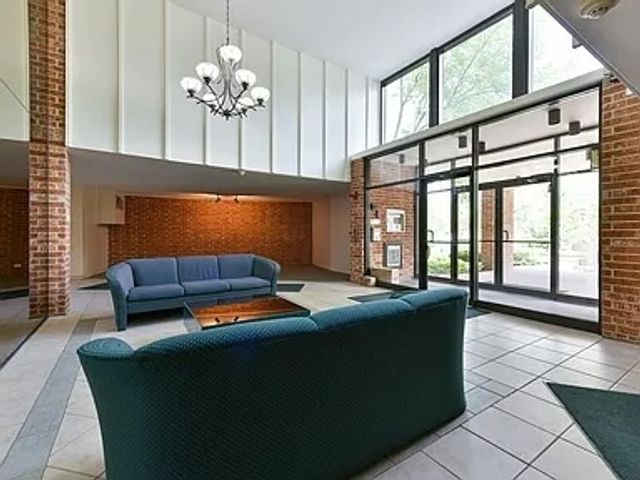 1615 E Central Road 111B, Arlington Heights, IL 60005