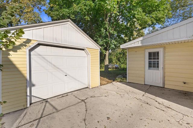8012 Fox River ROAD, Waterford, WI 53185