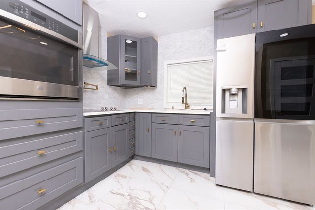 2085 Memorial Drv, South Hadley, MA 01075