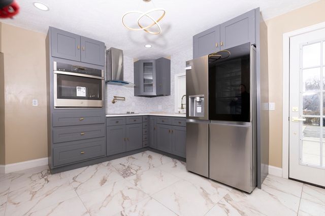 2085 Memorial Drv, South Hadley, MA 01075