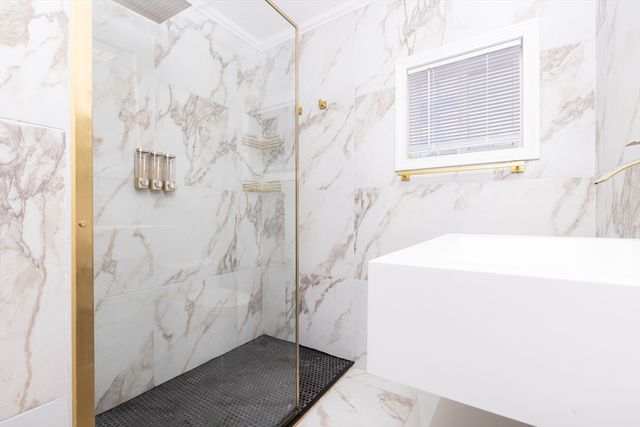 2085 Memorial Drv, South Hadley, MA 01075