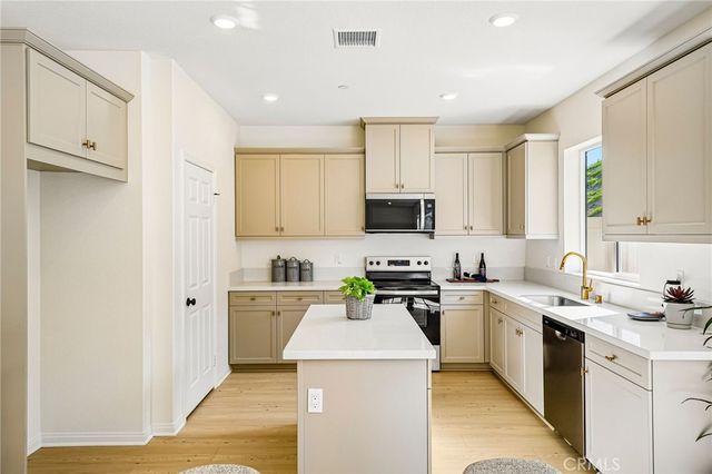 884 Porta Marina Lane, Lake Elsinore, CA 92530