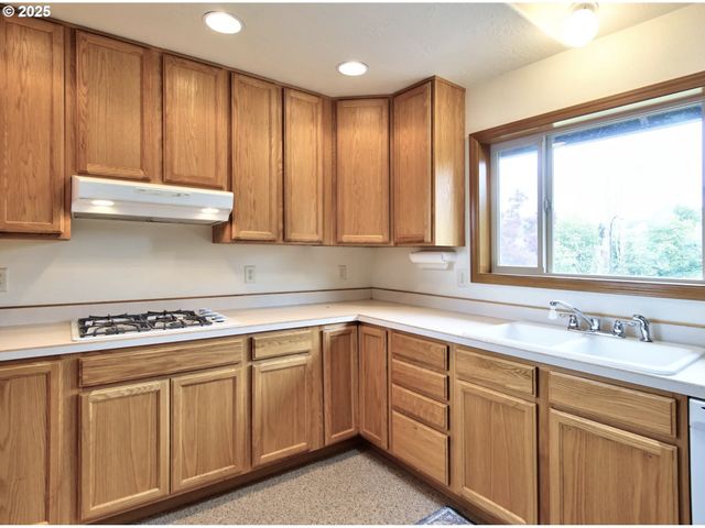 243 Se HARNEY St, Sheridan, OR 97378