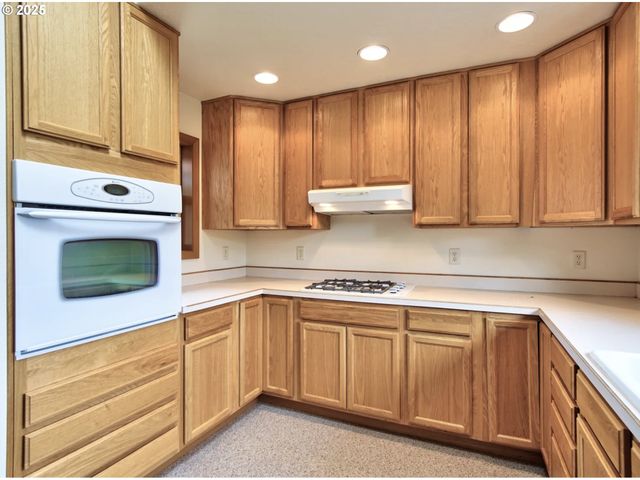 243 Se HARNEY St, Sheridan, OR 97378