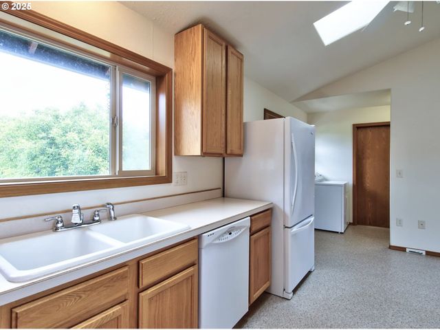 243 Se HARNEY St, Sheridan, OR 97378