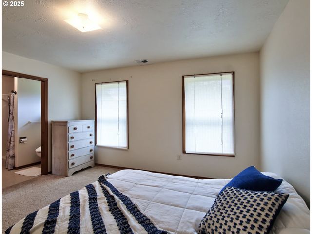 243 Se HARNEY St, Sheridan, OR 97378