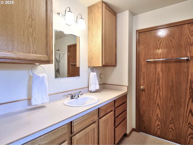 243 Se HARNEY St, Sheridan, OR 97378