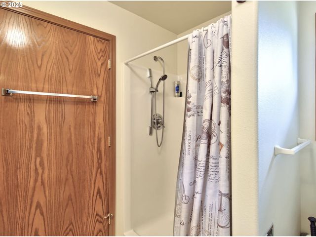 243 Se HARNEY St, Sheridan, OR 97378