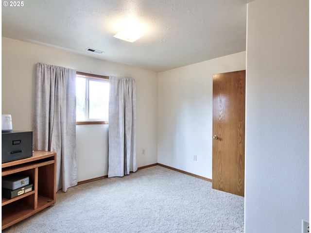 243 Se HARNEY St, Sheridan, OR 97378