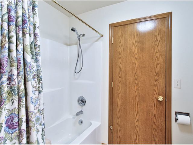 243 Se HARNEY St, Sheridan, OR 97378