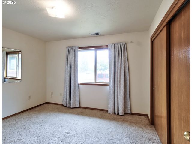 243 Se HARNEY St, Sheridan, OR 97378