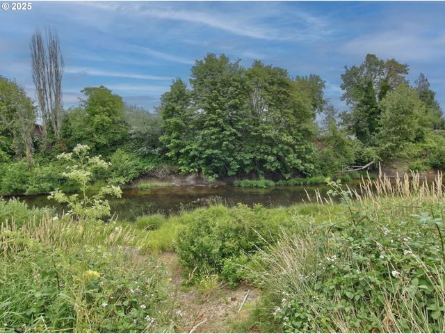 243 Se HARNEY St, Sheridan, OR 97378