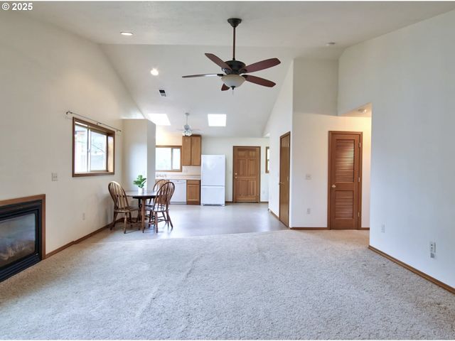 243 Se HARNEY St, Sheridan, OR 97378