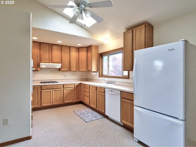 243 Se HARNEY St, Sheridan, OR 97378