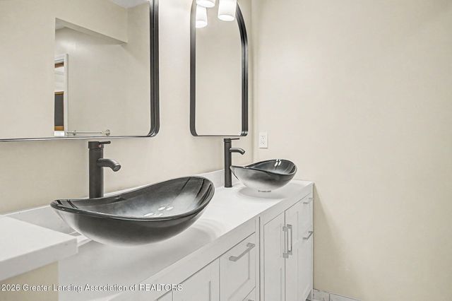 106 Wedgewood Court, Charlotte, MI 48813