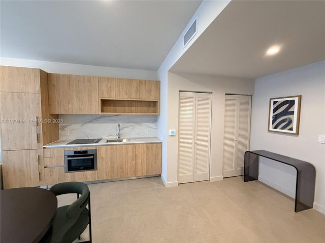 11 NE 6th 1905, Miami, FL 33132