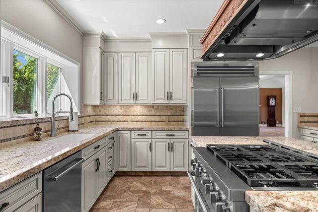 1037 Vienna Dr, Lodi, CA 95242