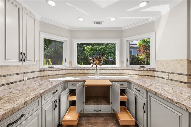 1037 Vienna Dr, Lodi, CA 95242