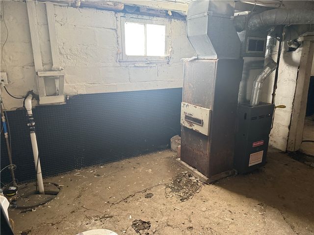 1002 Webster St, Farrell, PA 16121