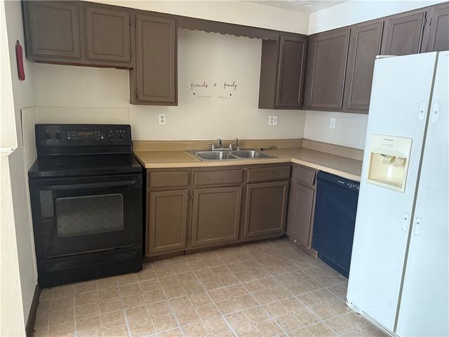 1002 Webster St, Farrell, PA 16121