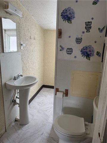 1002 Webster St, Farrell, PA 16121