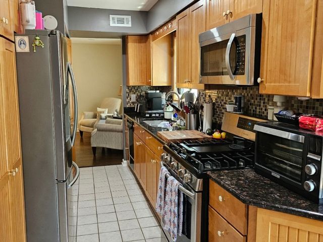807 Kansas Street, Carol Stream, IL 60188
