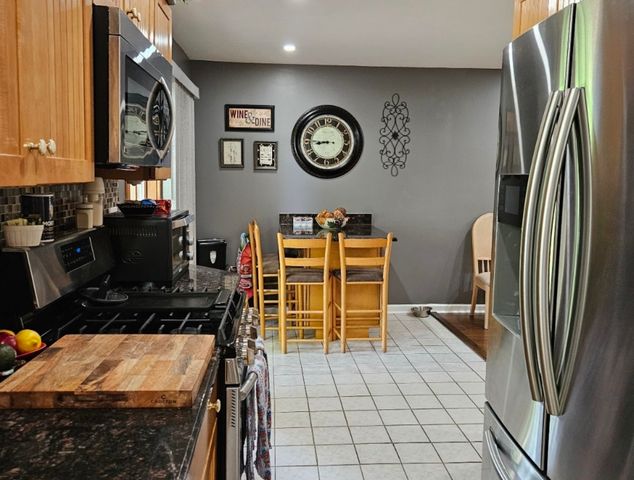 807 Kansas Street, Carol Stream, IL 60188