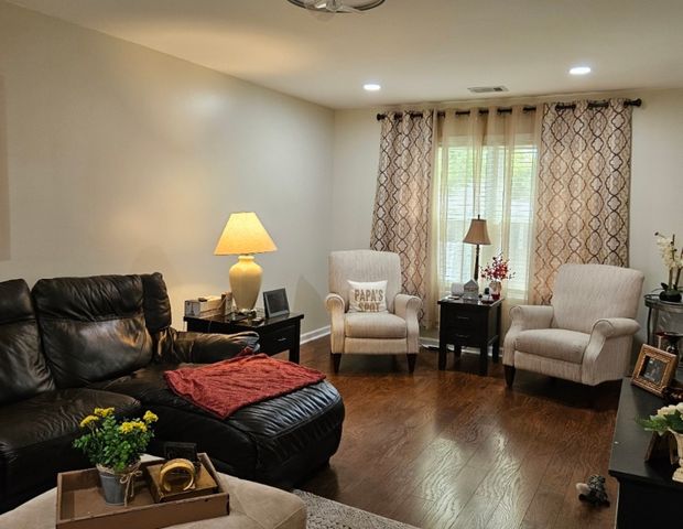 807 Kansas Street, Carol Stream, IL 60188