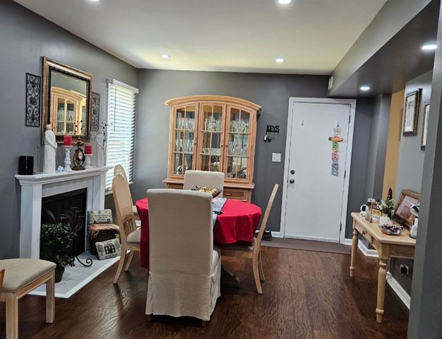 807 Kansas Street, Carol Stream, IL 60188