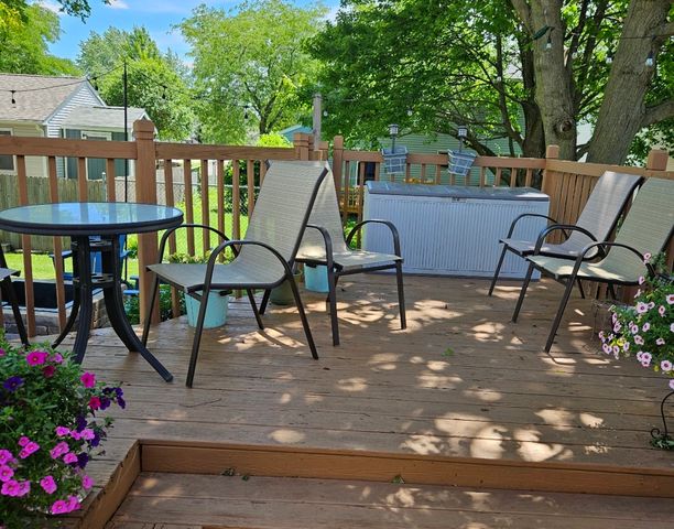 807 Kansas Street, Carol Stream, IL 60188