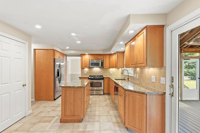 10 Strawstone Ln, Norton, MA 02766
