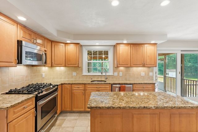 10 Strawstone Ln, Norton, MA 02766