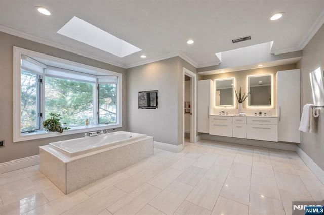 755 Neill Court, Oradell, NJ 07649