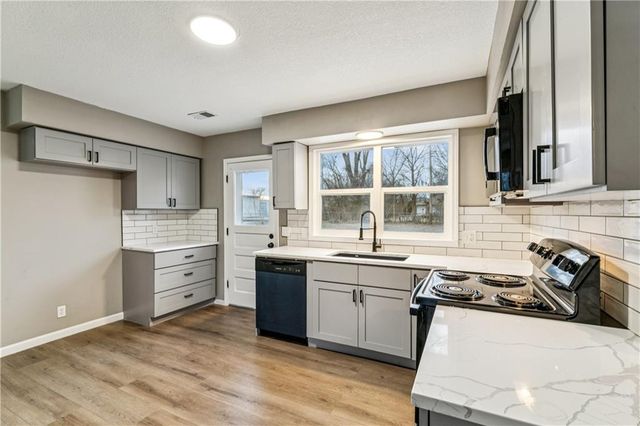 453 W 1st Street, Peculiar, MO 64078