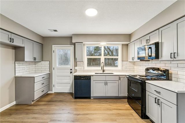 453 W 1st Street, Peculiar, MO 64078