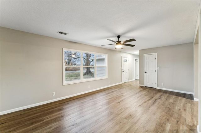 453 W 1st Street, Peculiar, MO 64078