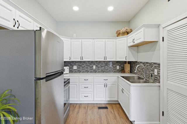 944 E Maple St, Jeffersonville, IN 47130